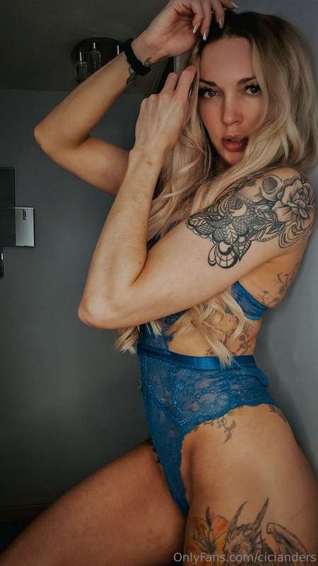 Wearing confidence like it’s lingerie—bare and unapologetic. 1