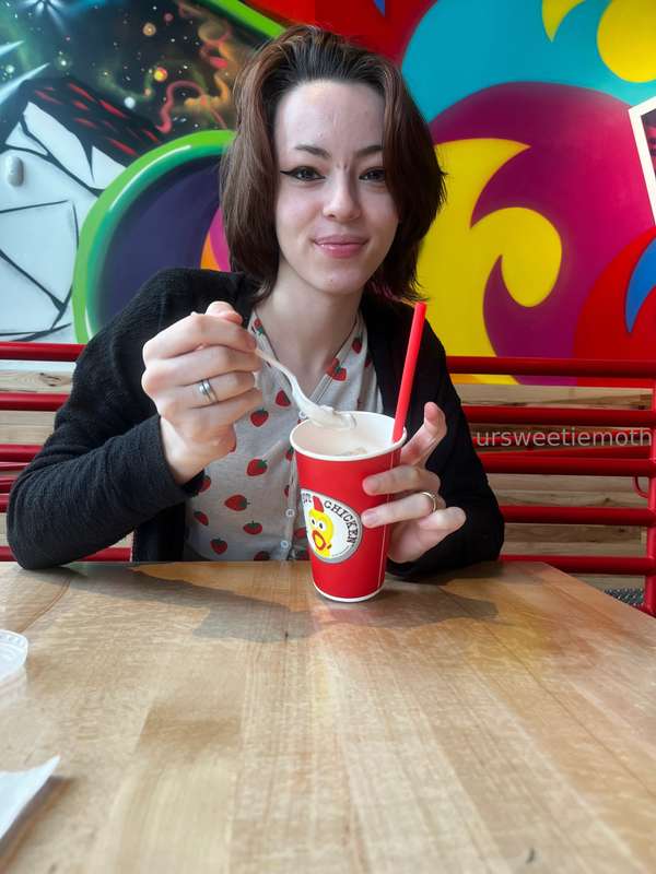 I tried Dave’s hot (not) chicken for the first time! It was .. 8
