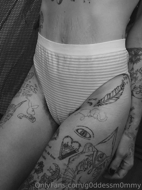 I love how the black and white looks on my body 😍 12