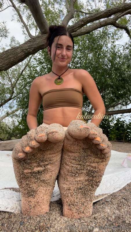 Sandy toes after a little trip to the lake 😘 3