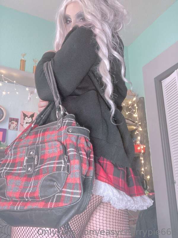 Wanna push up my skirt🥴🖤 3