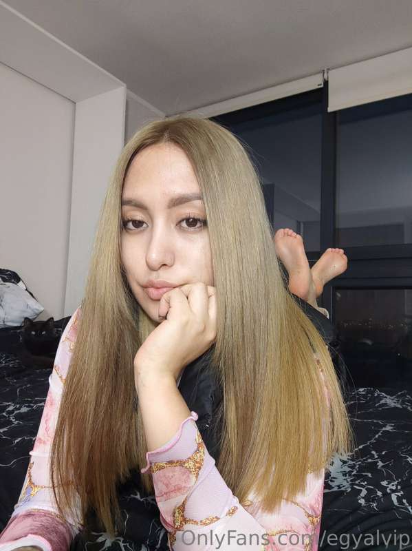 Today: first blonde set 🩷
Tomorrow : oiled feet or dirty swe.. 8