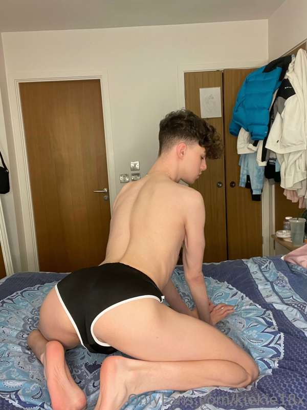 Cold but never too cold not to wear short shorts 😏 7