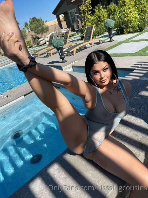 Let’s fuck by the pool 💦 @ruby2down
