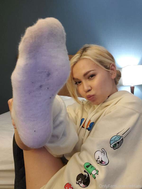 Still reluctant to post my new content buuuut contemplating .. 1