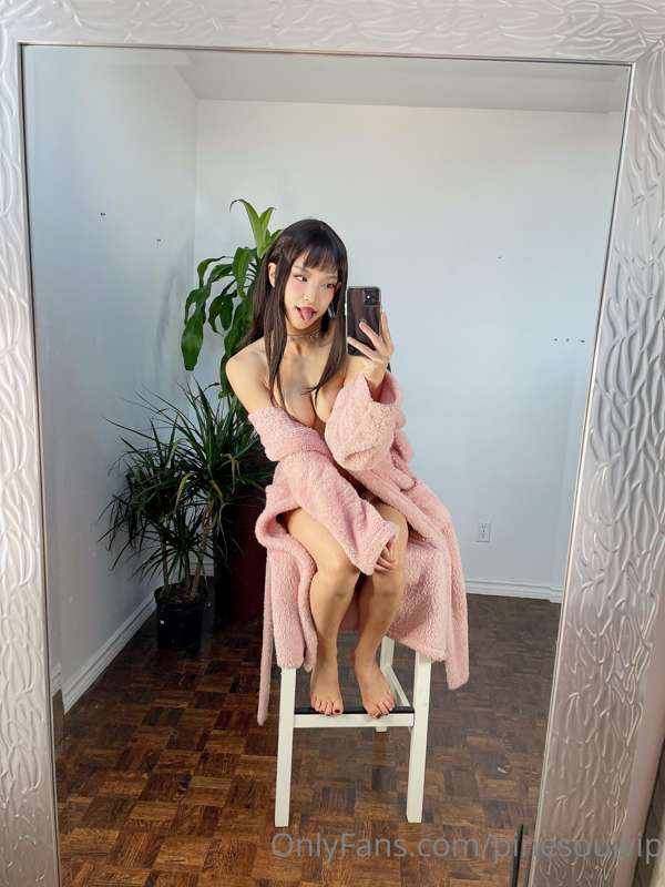 Hehe want to see whats under my robe ??? 🤓

Hope everyone is.. 19