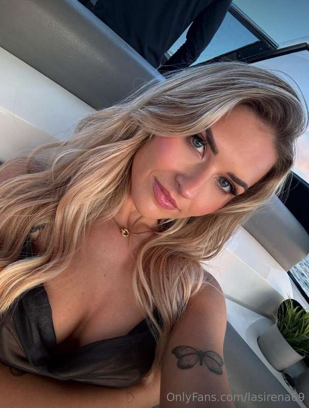 She is the hottest blonde here!! 👀 Her page is FREE for the ..