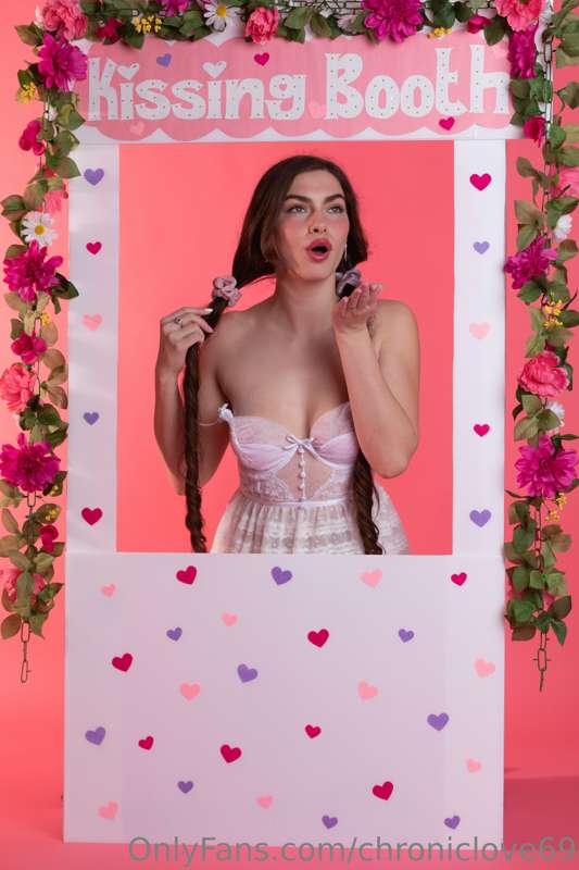💋Welcome to my kissing booth!💋 Open for operation ;) Step on.. 6
