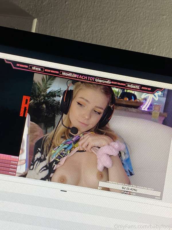 Scroll to see me flash my titties on twitch 😏😅 3