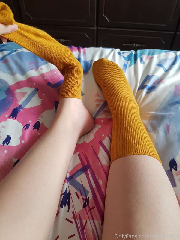 Do you like watching me take off my socks? 4