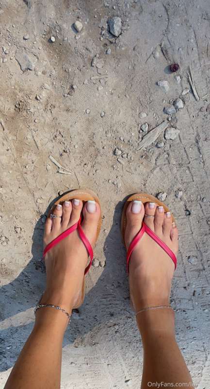 Beach toes 🏝 - I wonder if anyone noticed. Didn’t see anyone.. 5