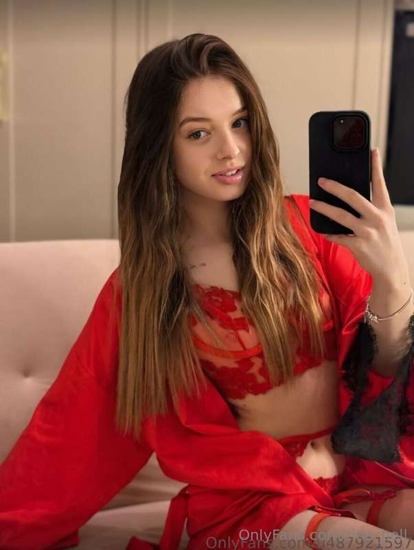 🍭FREE🍭FREE🍭FREE🍭 At first glance a petite and cute girl @kir..