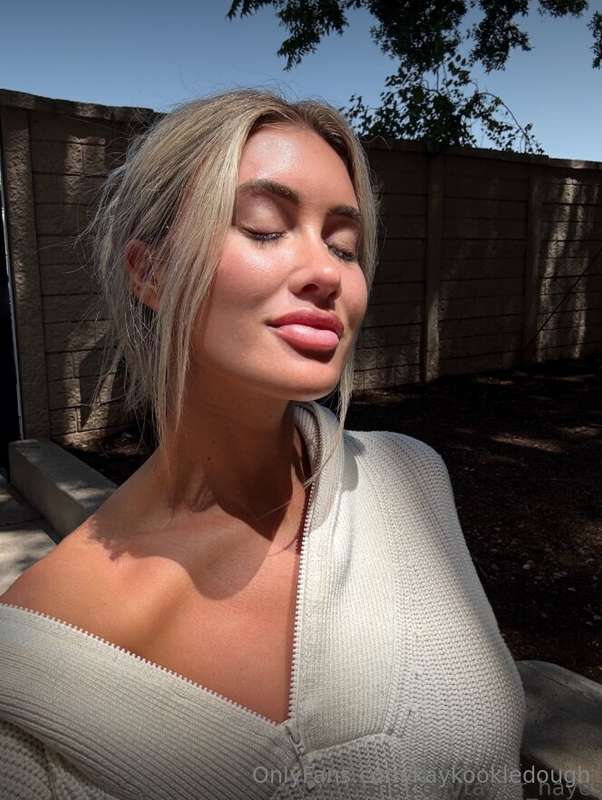 Sunshine, smiles, and seriously good vibes—that’s @taylor_ha.. 1