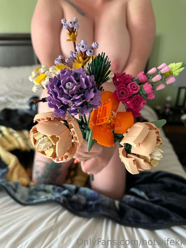I’m a HUGE fan of legos (just built this bouquet). If anyone..