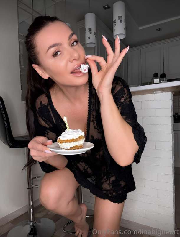 OMG, SHE’S 43?! 😍 @angelica_charming 💎 is the 🌸 of your drea..