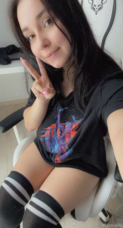 Im gonna be a gamer girl now cause my new PC has arrived. Sh..