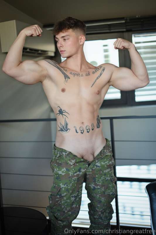 Let’s turn this tease into something much hotter. 😈🥵