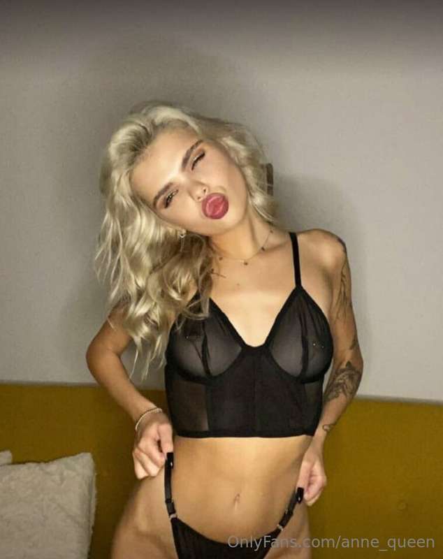 Text this hot blonde right now @baylin_grey 🍭She's online an..