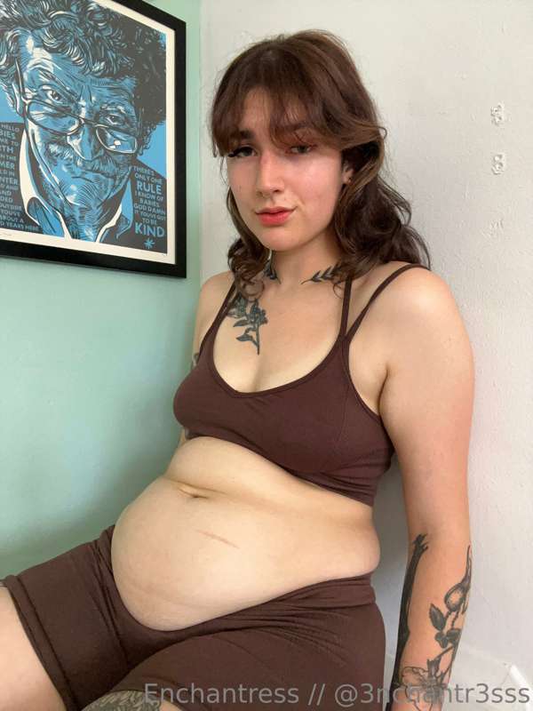 Mmm I love how my belly looks in an athletic set 1