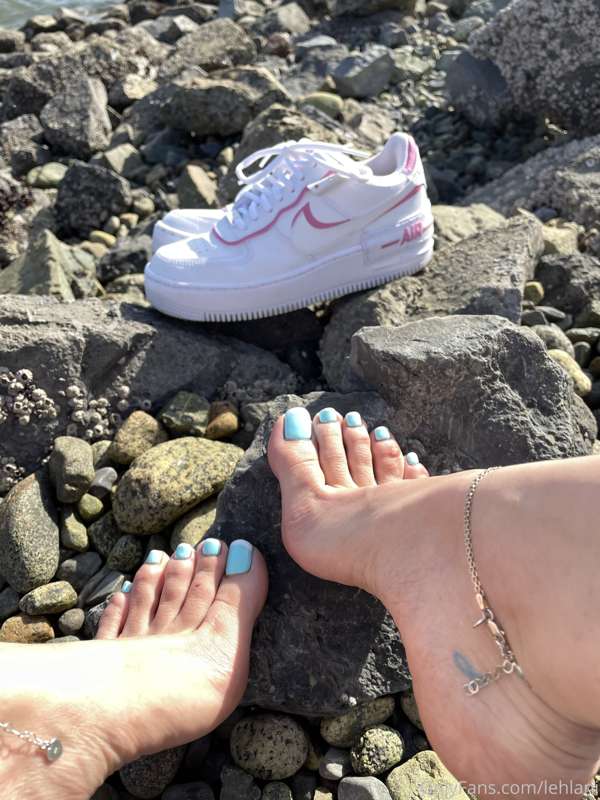 Blue with tips :) gotta put on rings and some heels. 4