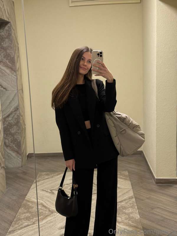 Sometimes I feel like a goddess just walking past a mirror 😏..