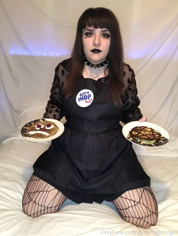 Hi, I’ll be your waitress at Goth IHOP 🥞🖤 16