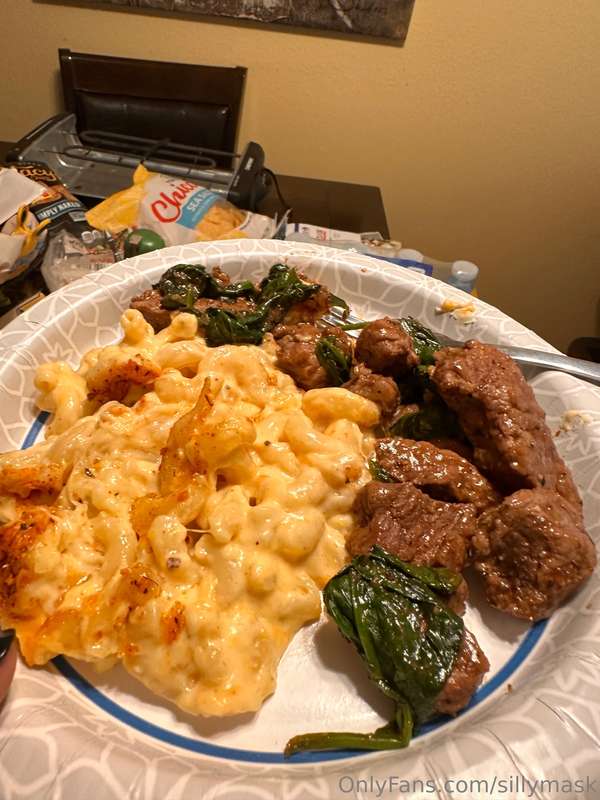 here’s my body and here’s what type of food i cook incase u .. 1
