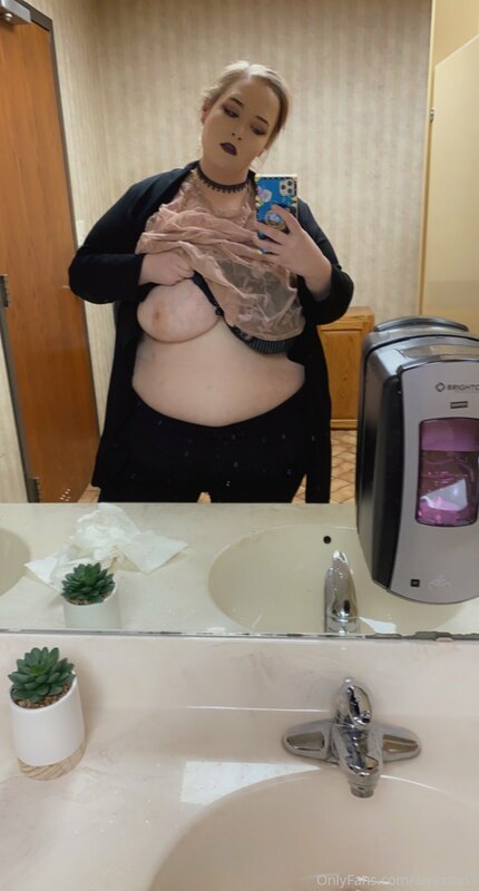 Another titty flash for you while I’m at work ??? 1