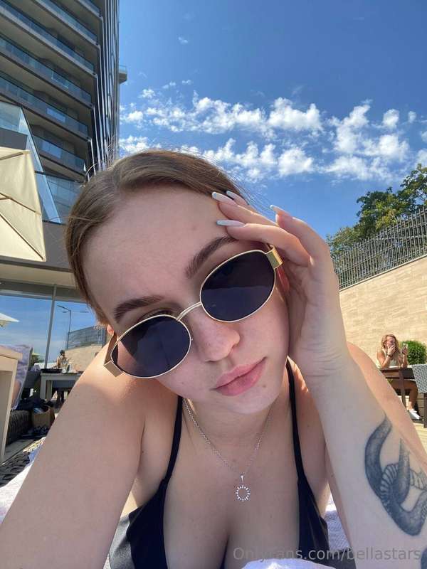how's it going? I'm sunbathing😁