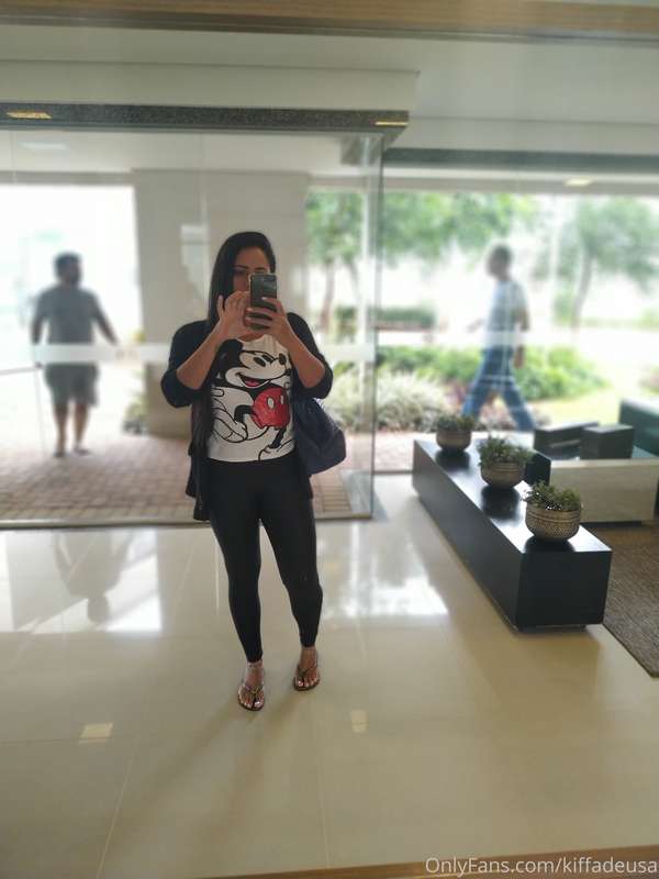 Legging and flipflops