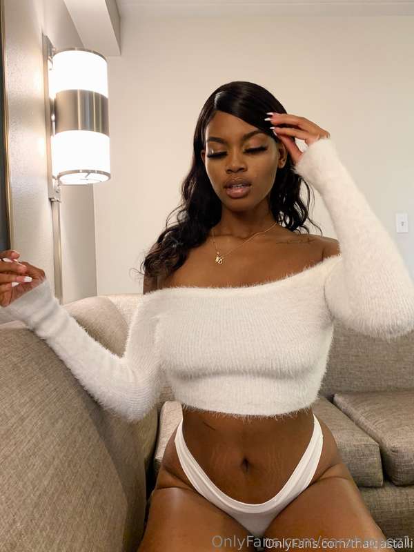 Follow my girl                     @tatianatailorx 😏🔥👯‍♀️ he.. 4