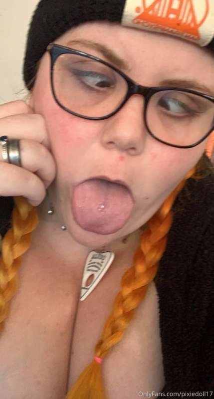 Had to sneak a pic behind my computer. Busy day today 😭