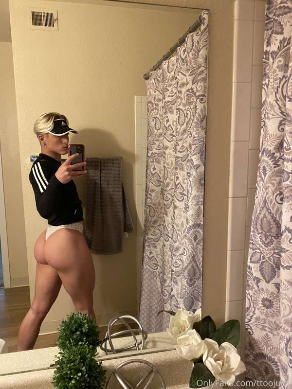 Booty is always sitting pretty 😍