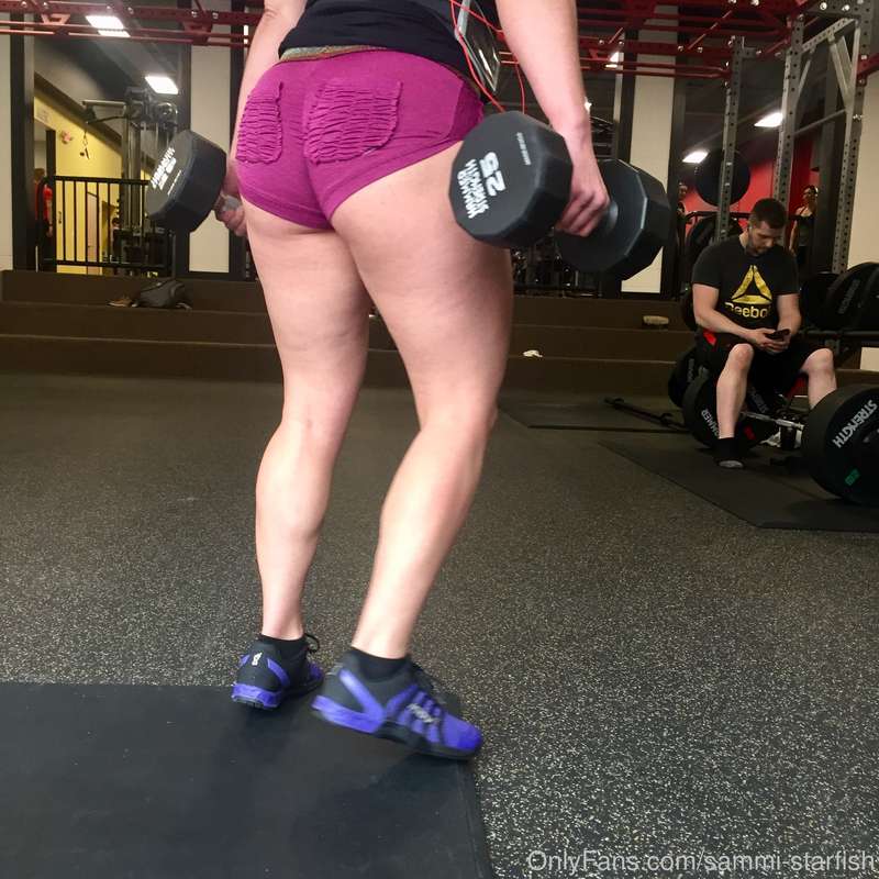 Some dumbbell lunges for the booty gains. Everytime I wear s.. 11