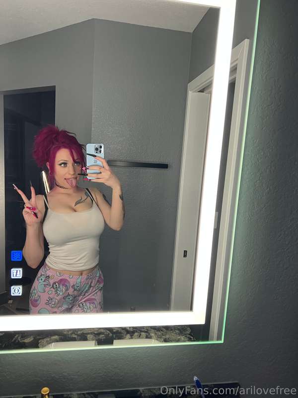 LIVE SHOW IN A FEW HOURS!!! Keep a look out for my updates o..