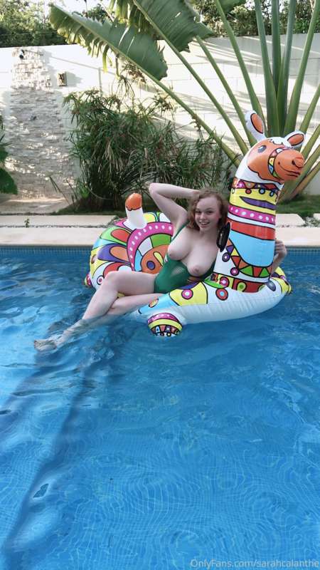 [7 pics] Wanna join my pool party? 😏 5