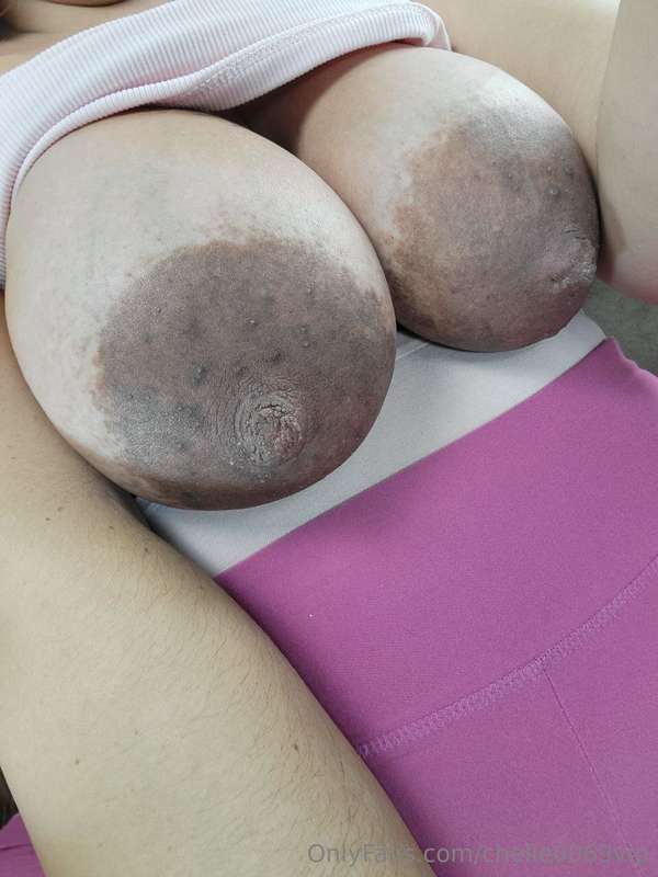 HAPPY TITTY TUESDAY! 😻 I hope yall are ready for some tittie.. 7