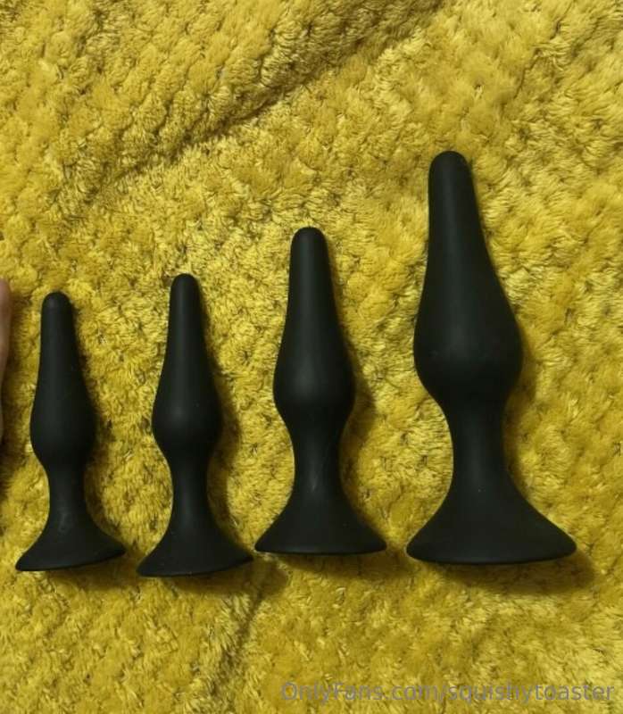 Anyone interested in some butt plug content? 😈