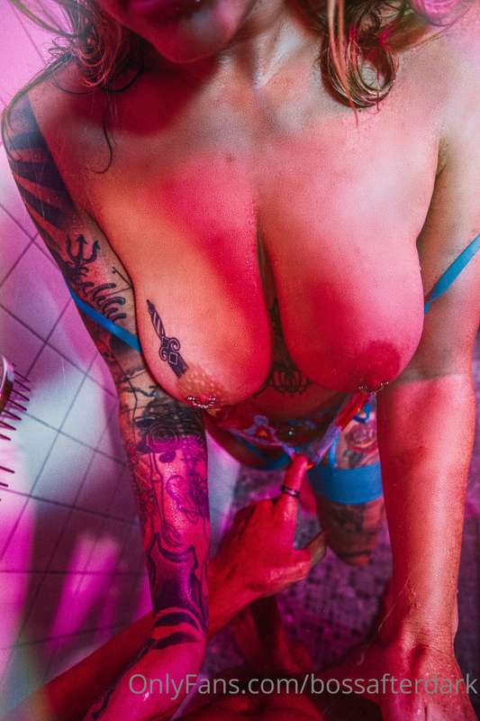 Oh let's just see. Sexy shower set with @xdianadiamondx  I'm.. 3