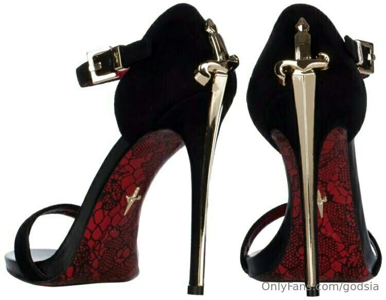 High heels are Godsia’s best friends 👠.  Do you like them? 😍..