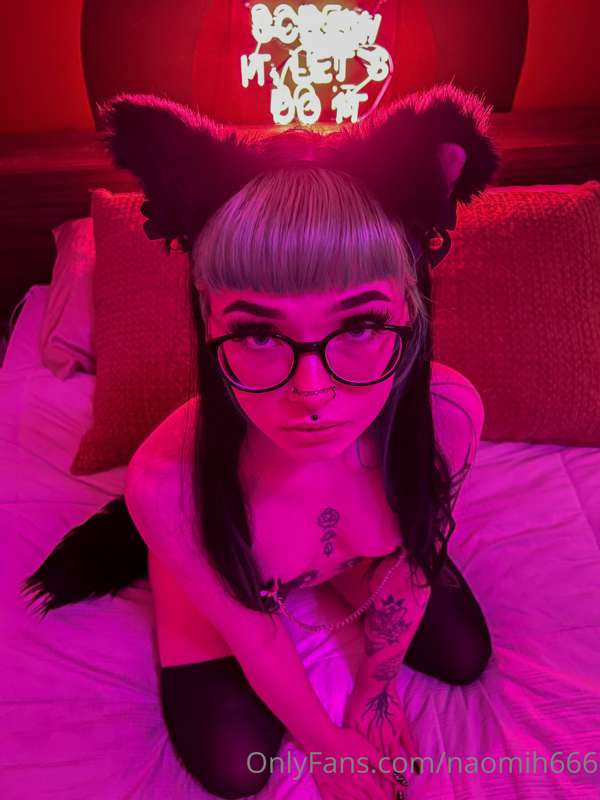 swipe to see this pussycat’s pussy ;)