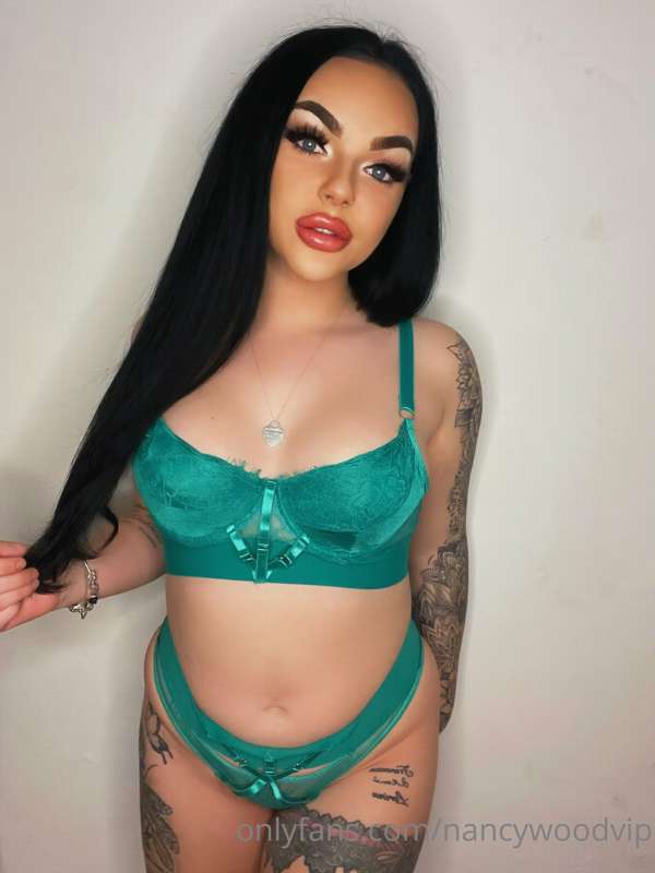 My nipples need sucking 🤤🤤