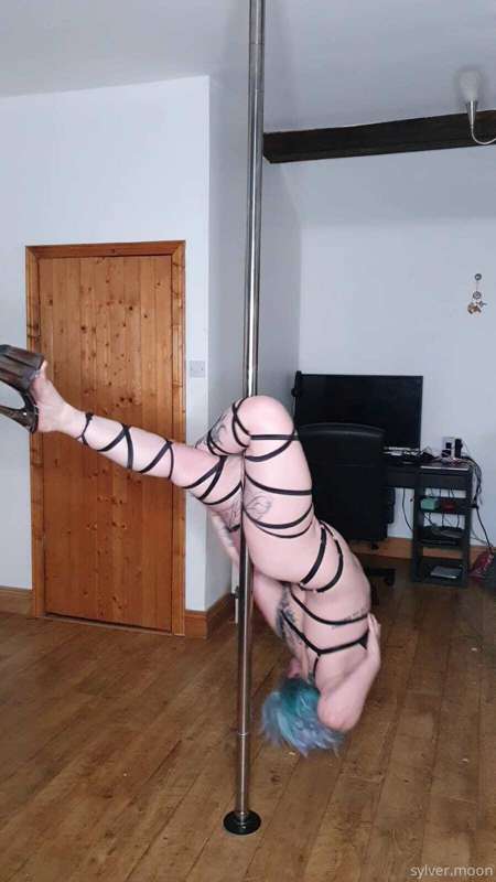 Pole dancing with lots and lots of straps tonight 🥰 3