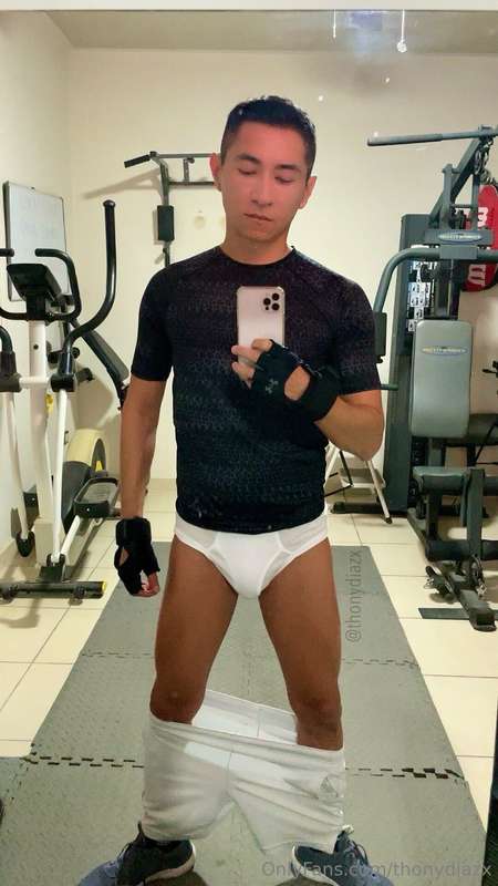 Take me to your gym. I’ll get naked 😋 4