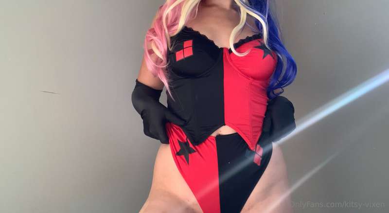 Would you let Harley Quinn fart in your face??💨❤️ 4