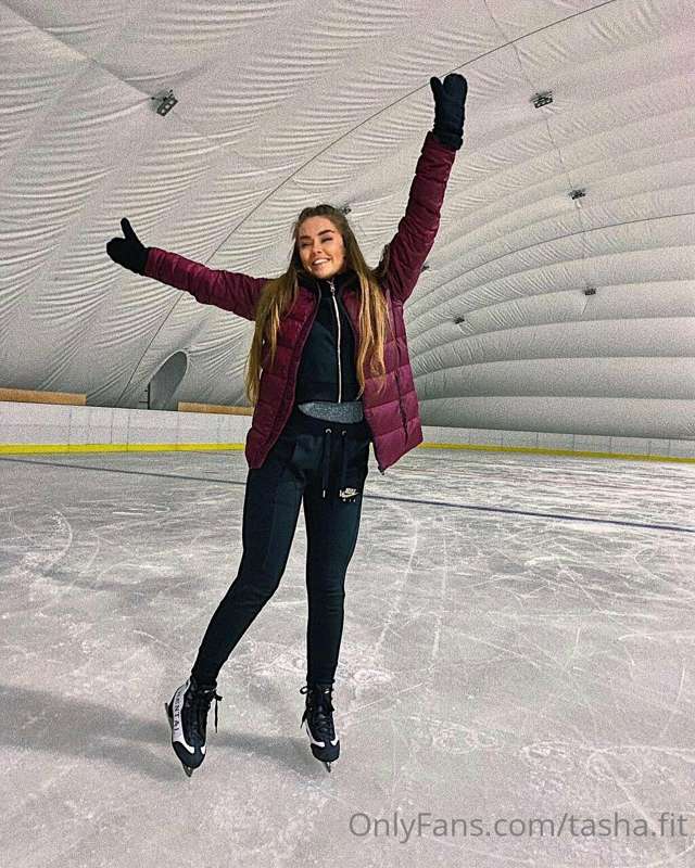 😻😻How do you like my weekend mood? I'm on skates. Having fun..
