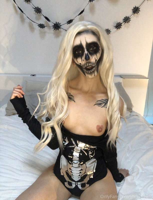 Who knew skeletons had titties 🤷🏼‍♀️