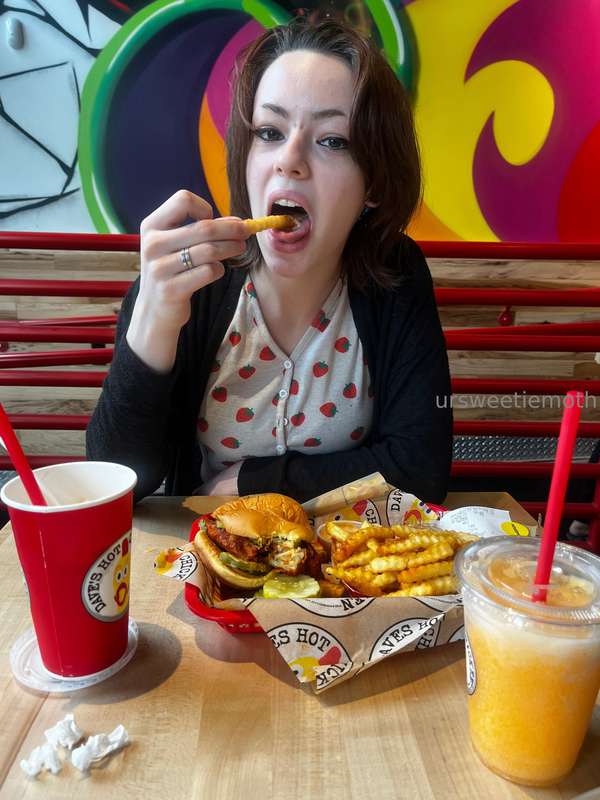 I tried Dave’s hot (not) chicken for the first time! It was .. 4