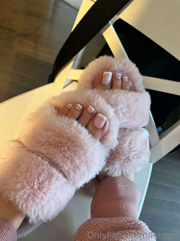 My friends first French pedi 💅🏼💖 I’m so proud of her loving .. 1
