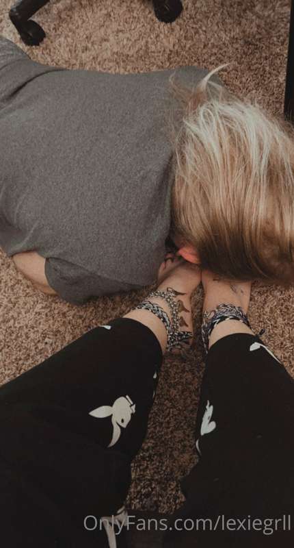 Who else wants to worship my feet today?